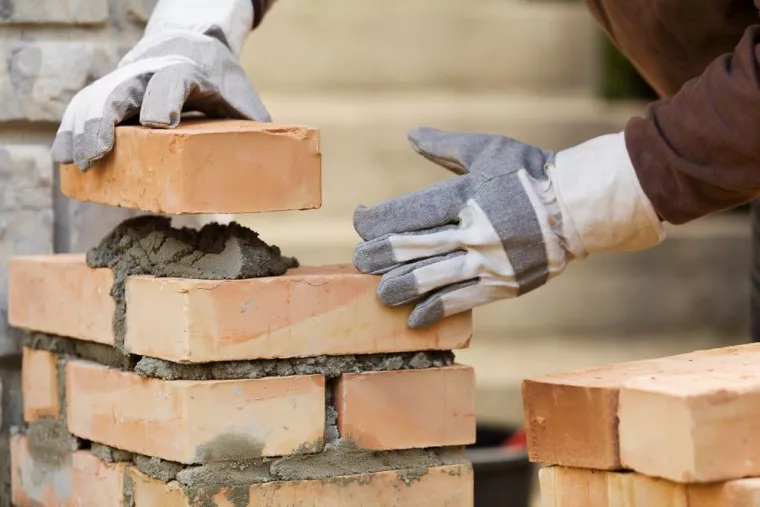 Faire appel à un maçon pour la construction d'un muret en pierre autour d'une maison individuelle, Châteaubriant, Mangalia Maçonnerie