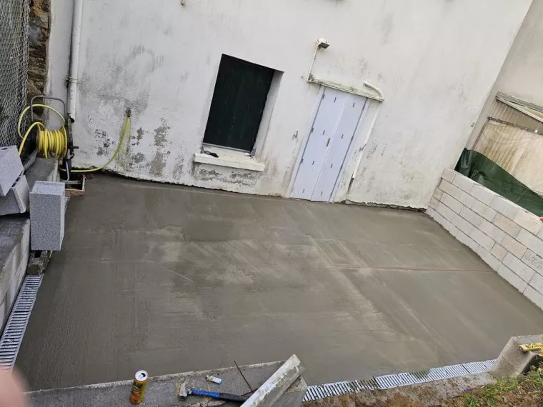 Professionnel pour terrassement d'un terrain en vue de créer une terrasse ombragée, Châteaubriant, Mangalia Maçonnerie